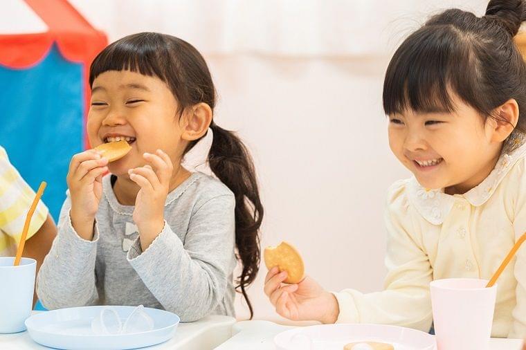 おやつを食べる園児