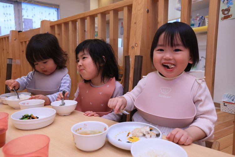 ご飯を食べる園児