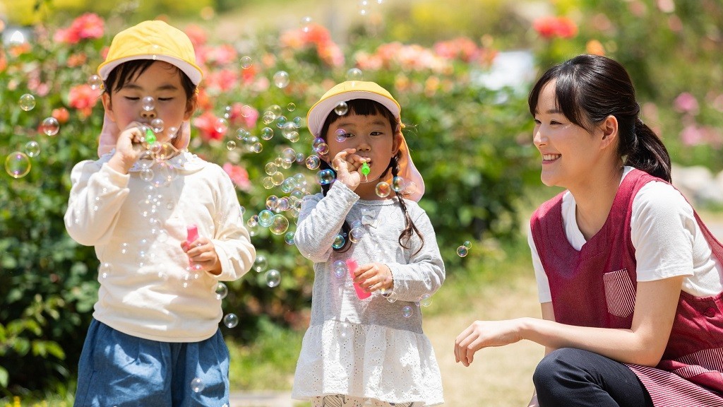 しゃぼん玉をする園児