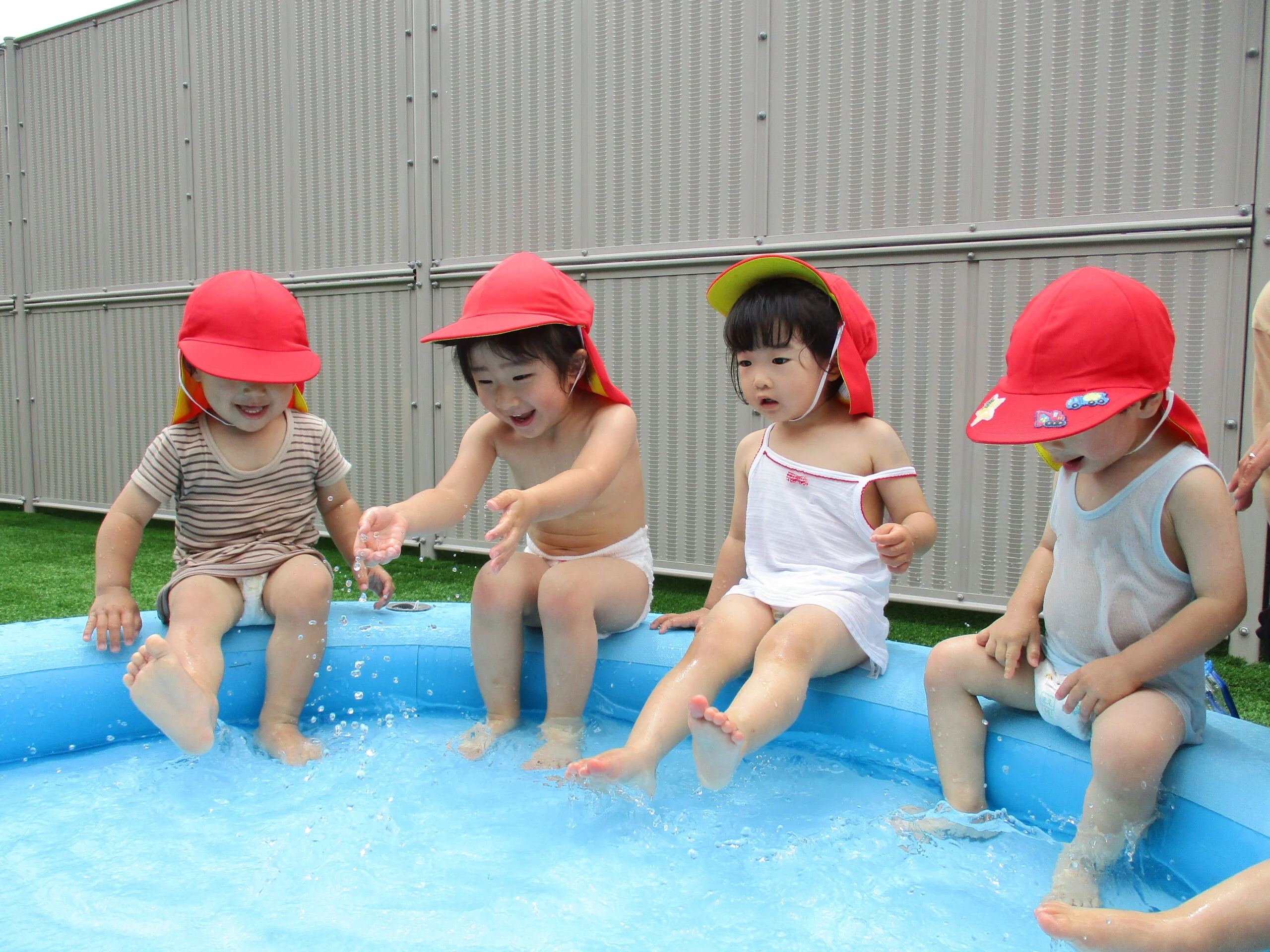 プールに入る園児