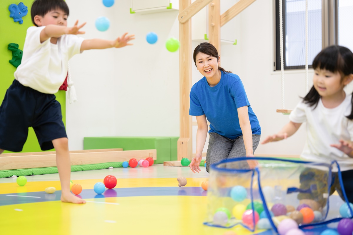 保育士と遊ぶ園児