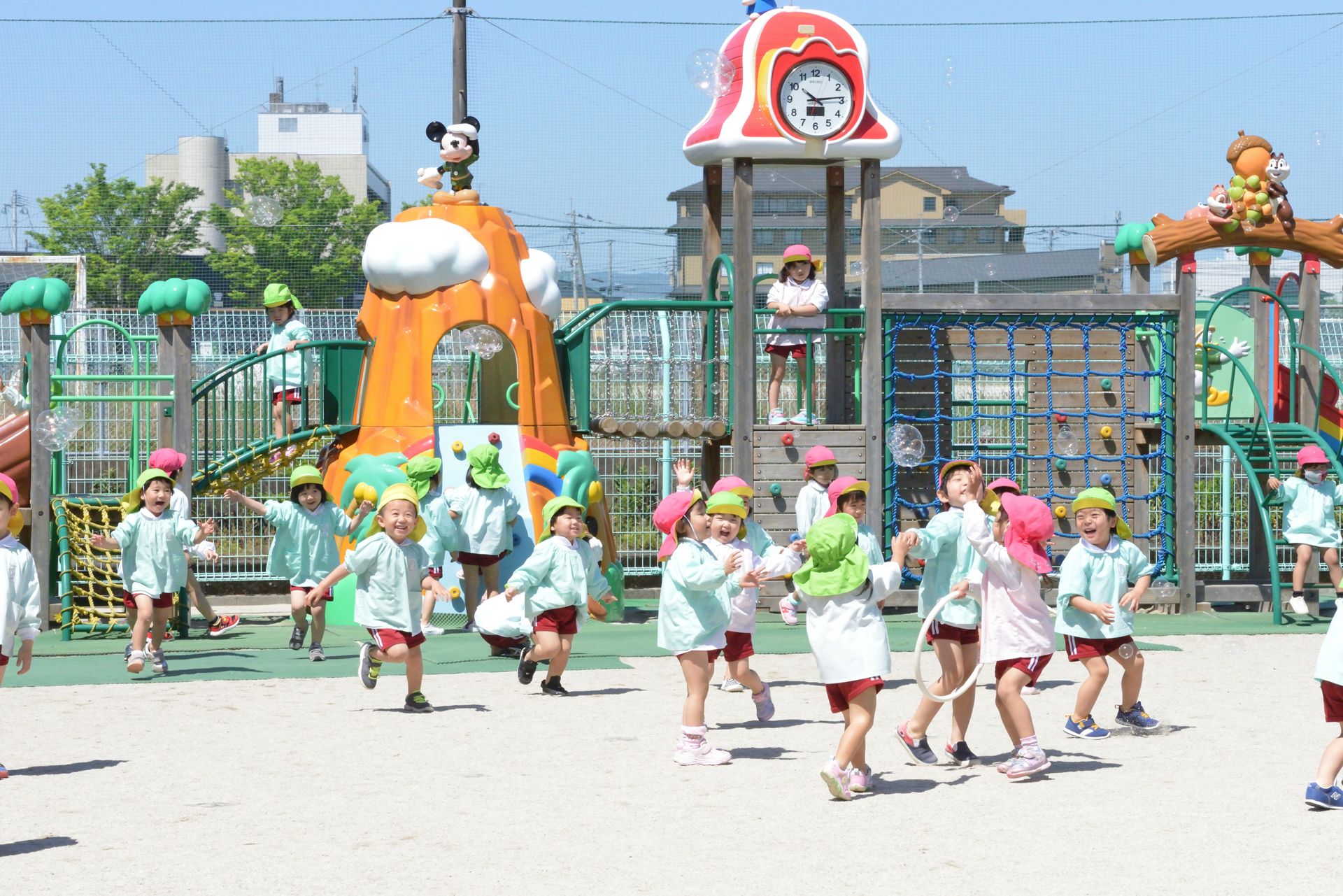 園庭で遊ぶ園児