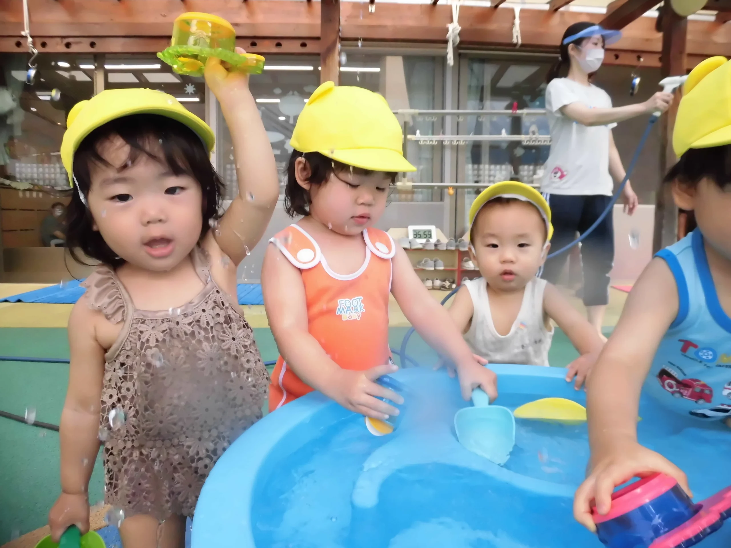 水遊びをする園児