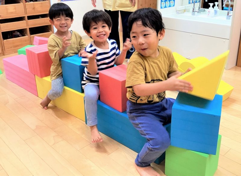 積み木で遊ぶ園児