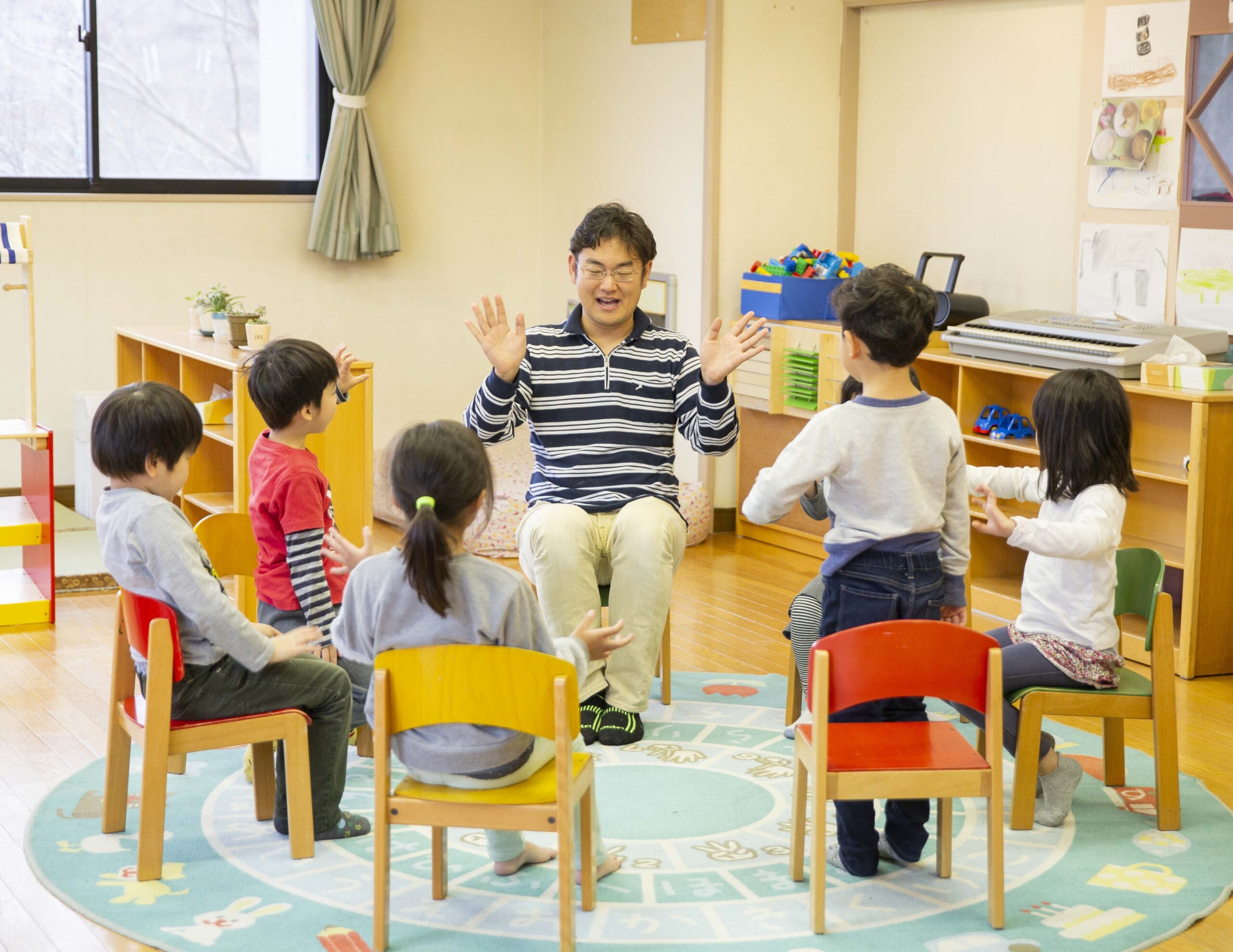 話し合う園児