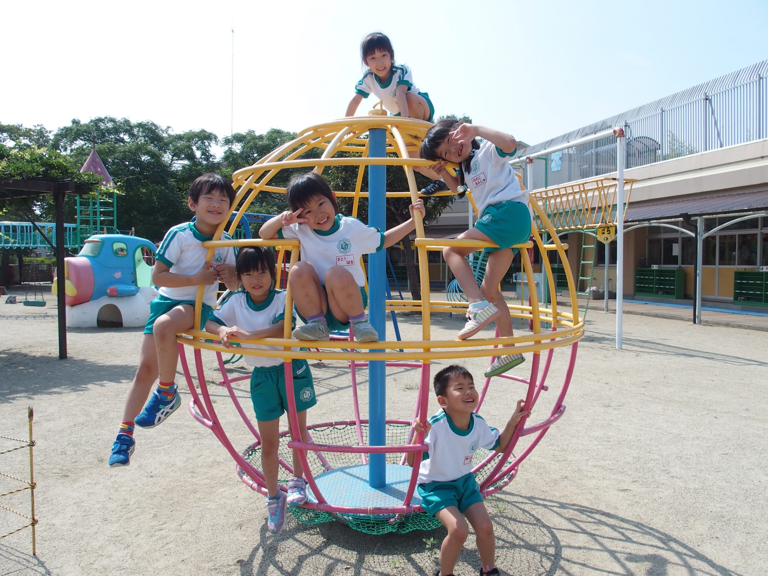 遊具で遊ぶ園児