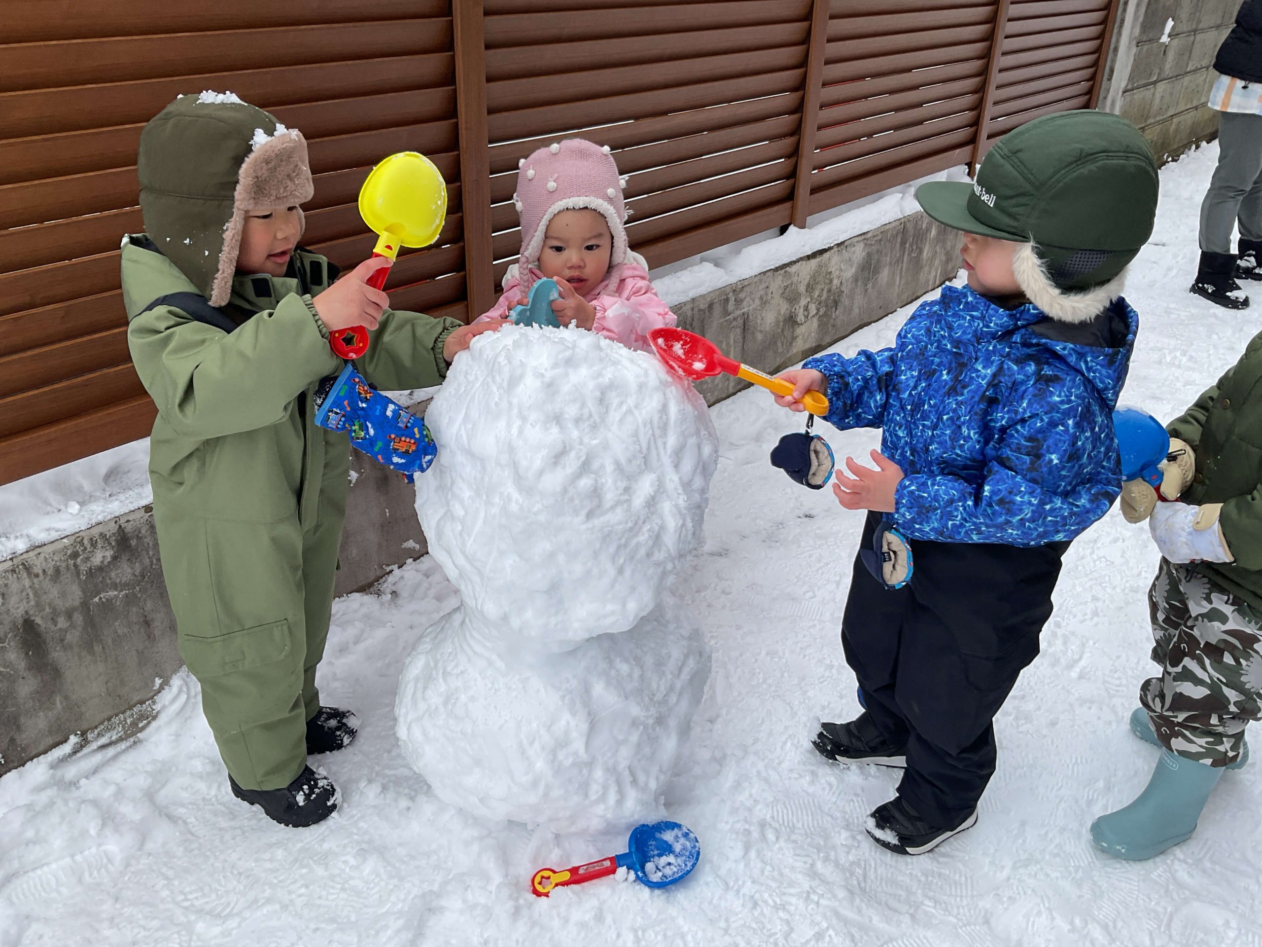 雪だるまを作る園児